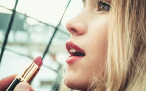Kolorowe szminki – co warto wiedzieć o pomadkach do ust
