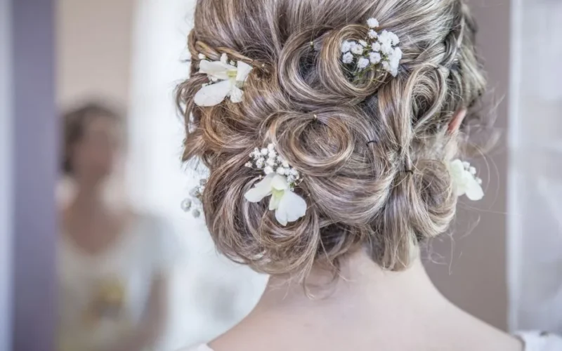 50+ Fryzur na Wesele: Włosy Średnie Jako Gość po 50 - Eleganckie Inspiracje