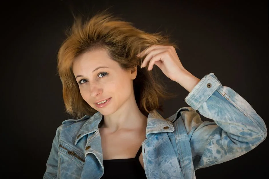 10 stylizacji z beżowym blondem i refleksami na 2026