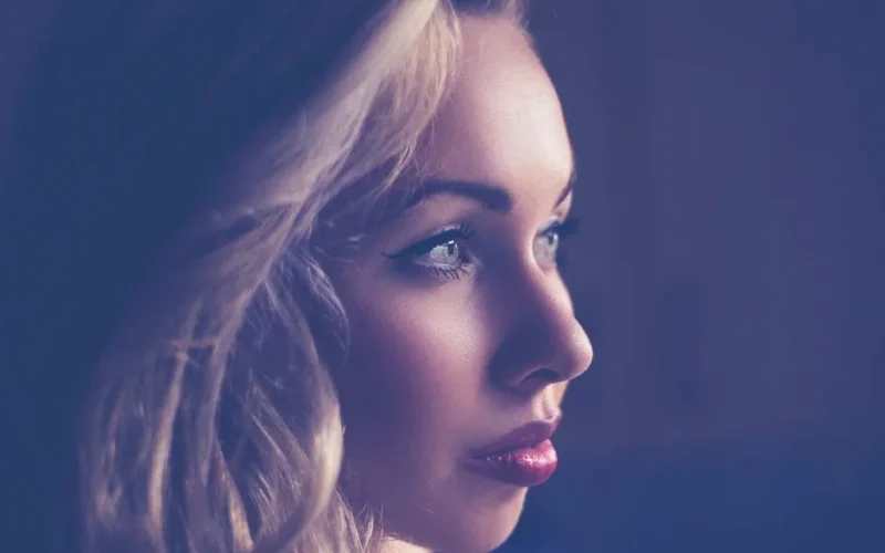 Chłodny Blond z Refleksami - 10 Najlepszych Inspiracji i Porad