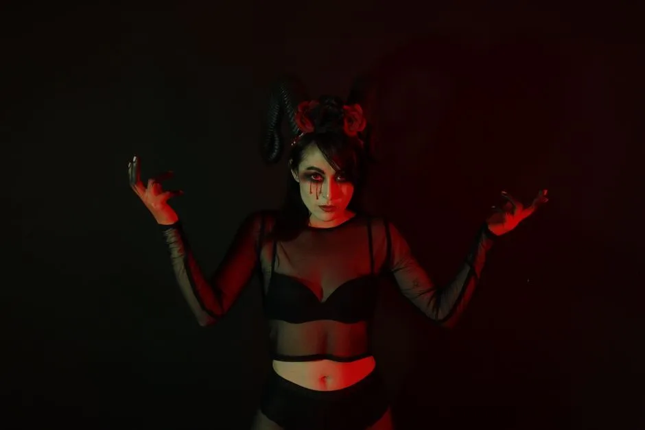 Diablica na Halloween - 3 makijaże krok po kroku