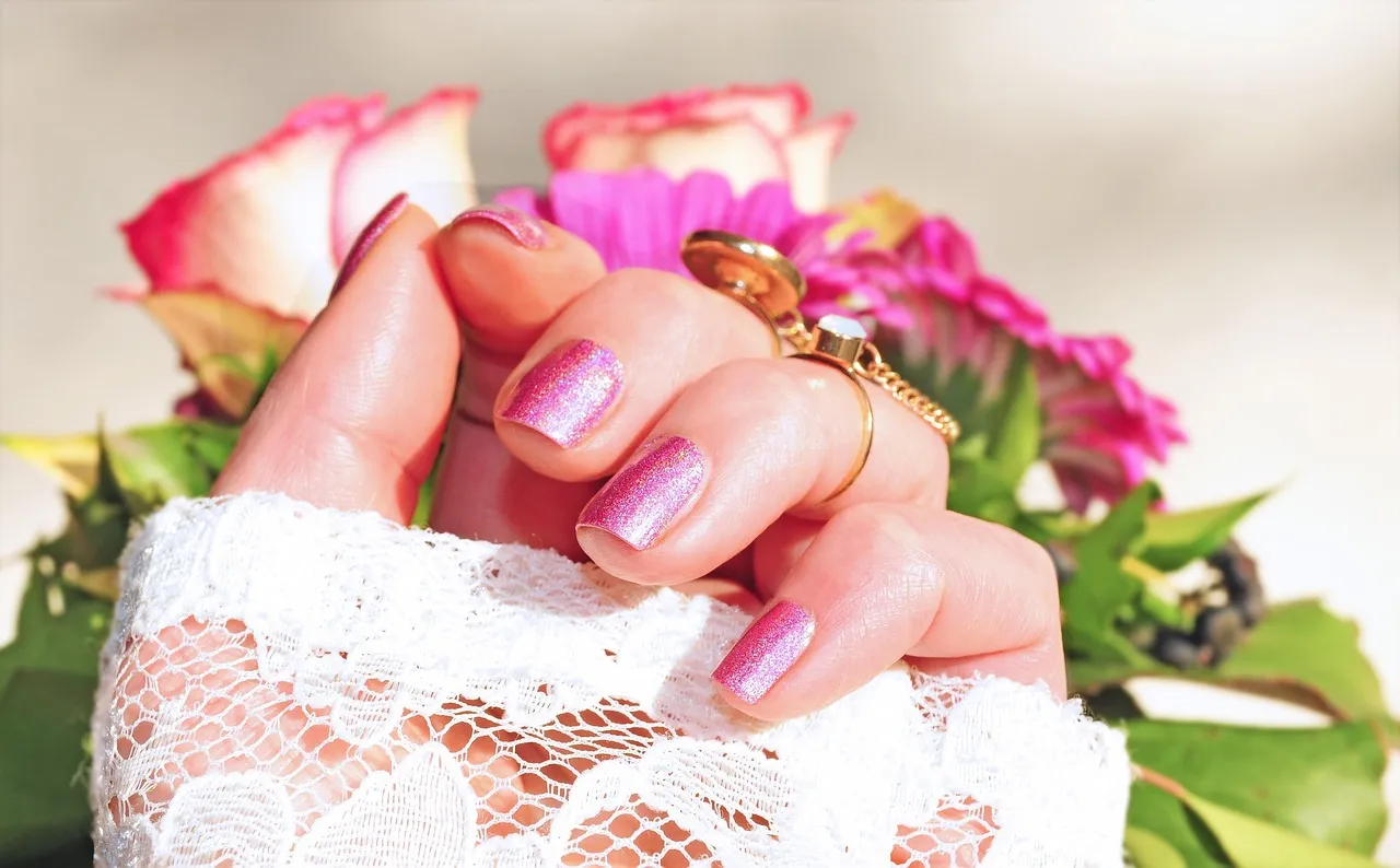 Jasne Paznokcie: 50 Eleganckich Inspiracji na Każdą Okazję