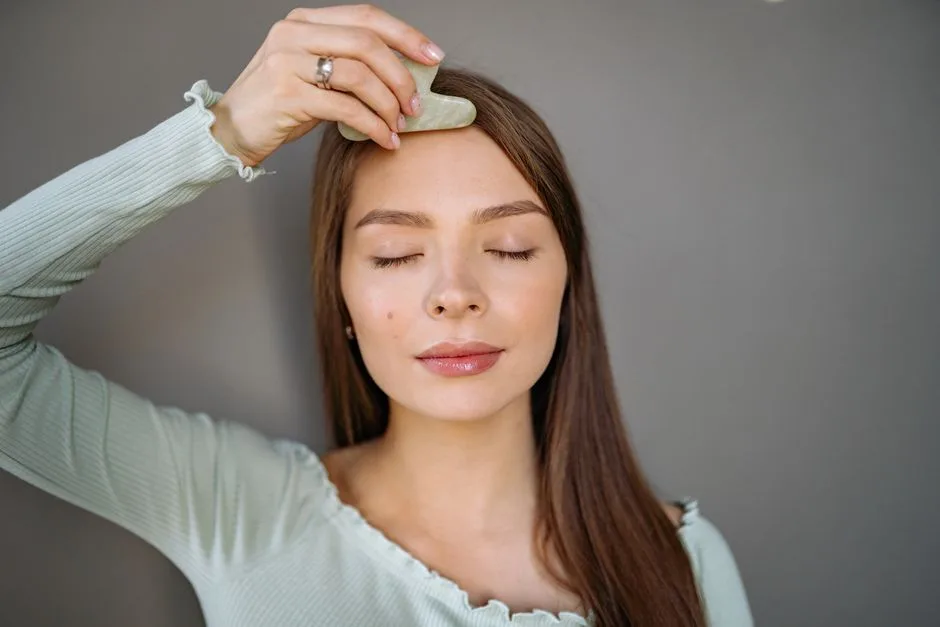 Gua Sha dla Zapracowanych: 5-minutowa Rutyna na Lśniącą Cerę