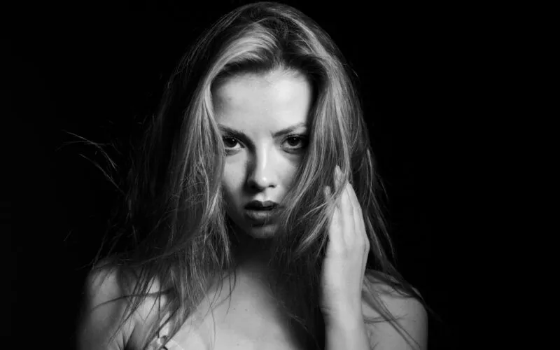 Beżowy Karmelowy Blond: Kompletny Przewodnik po Tym Modnym Odcieniu