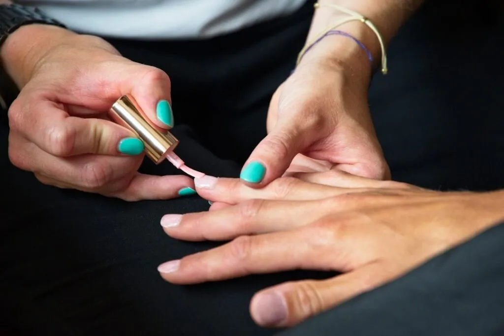 Ładnie Paznokcie: 10 Porad, Jak Zrobić Idealny Manicure w Domu