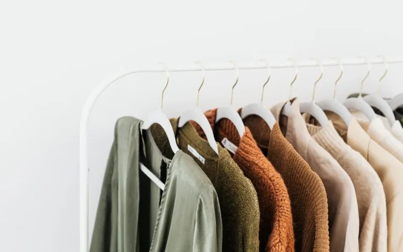 15 wiosennych niezbędników do kapsułowej garderoby minimalistki