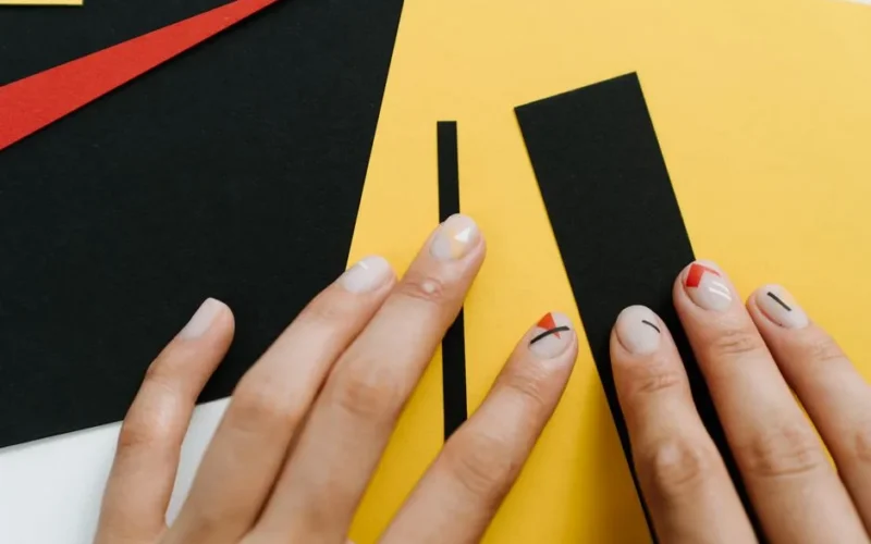 Abstrakcyjny manicure krok po kroku: 5 technik jak Pollock