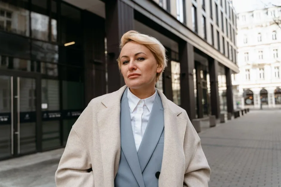 Krótkie Blond Włosy 2026: 7 Modnych Fryzur, Które Odmładzają