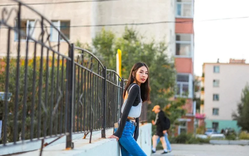 Modne Stylizacje z Jeansami Mom: 10 Pomysłów na Co Dzień i na Wieczór