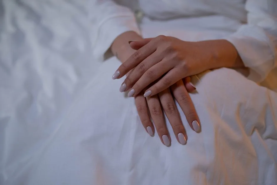 Paznokcie Beżowe z Brokatem: 15 Najpiękniejszych Inspiracji na Modny Manicure