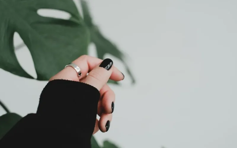Paznokcie Beżowe z Czarnym: 15 Eleganckich Inspiracji na Każdą Okazję