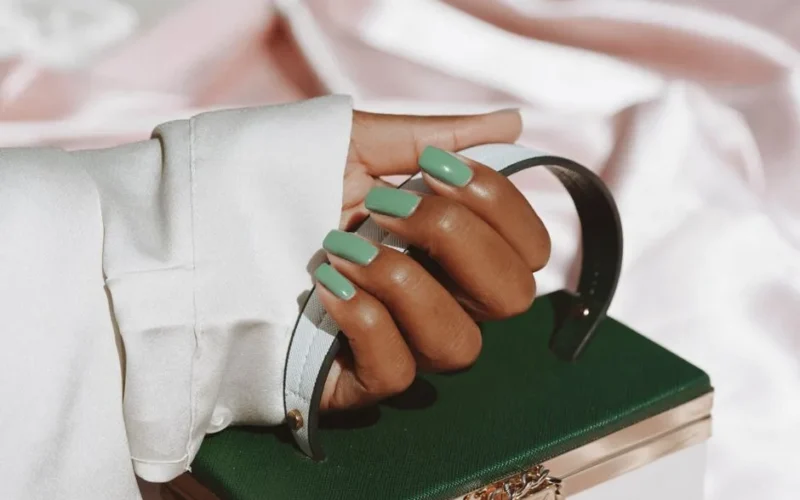 Paznokcie Butelkowa Zieleń i Złoto: 15 Najlepszych Stylizacji na Elegancki Manicure