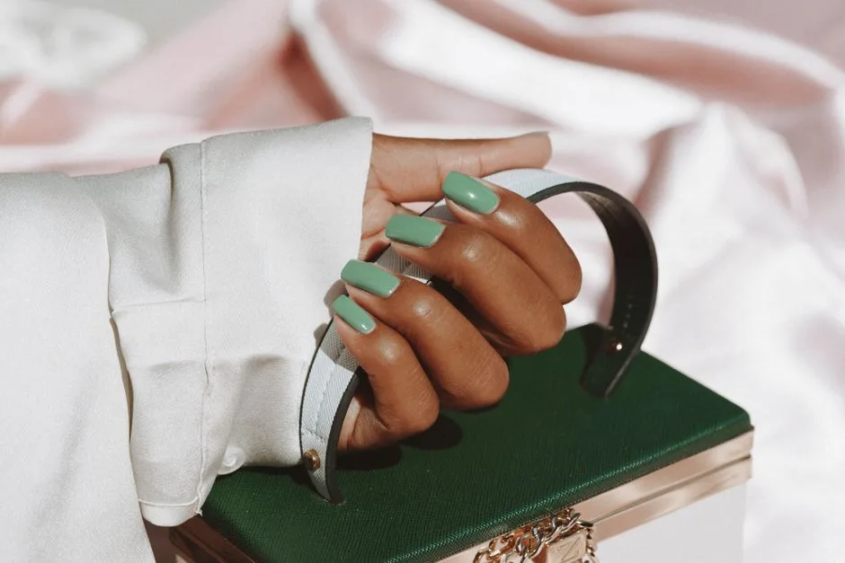 Paznokcie Butelkowa Zieleń i Złoto: 15 Najlepszych Stylizacji na Elegancki Manicure