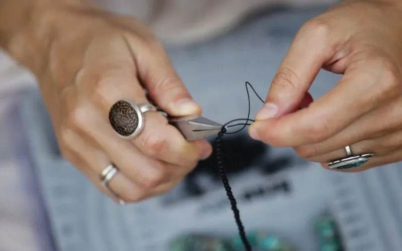 Jak urządzić biżuteryjne DIY: 5 prostych projektów na spersonalizowane dodatki