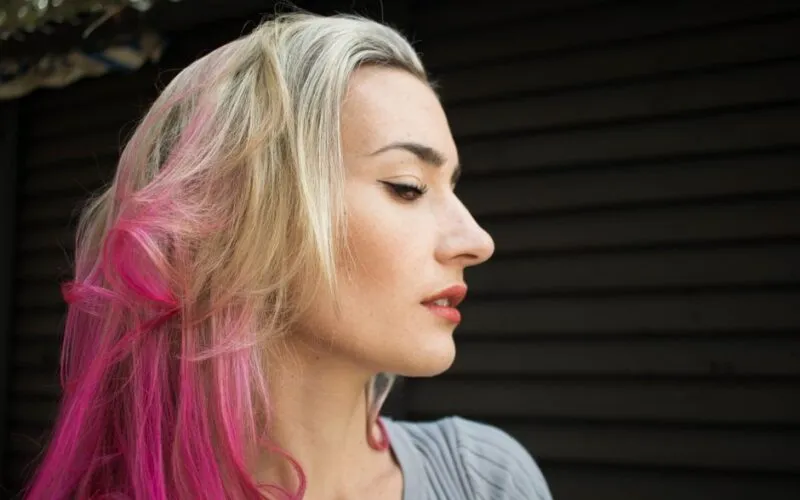 Różowe pasemka na blond włosach: 10 Zjawiskowych Inspiracji i Poradnik