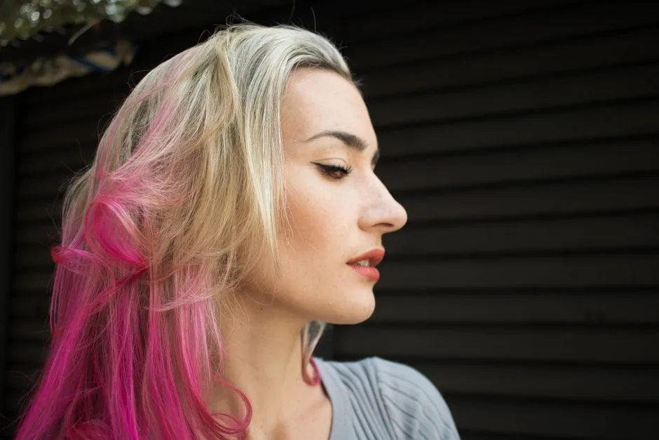 Różowe pasemka na blond włosach: 10 Zjawiskowych Inspiracji i Poradnik
