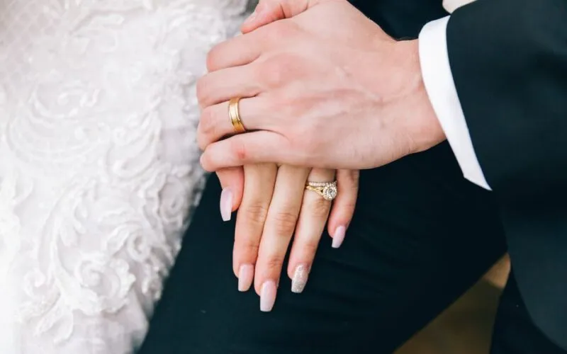 50 Eleganckich Paznokci Ślubnych ze Złotem - Inspiracje na Wielki Dzień