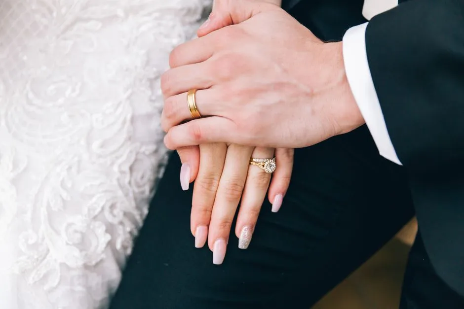 50 Eleganckich Paznokci Ślubnych ze Złotem - Inspiracje na Wielki Dzień