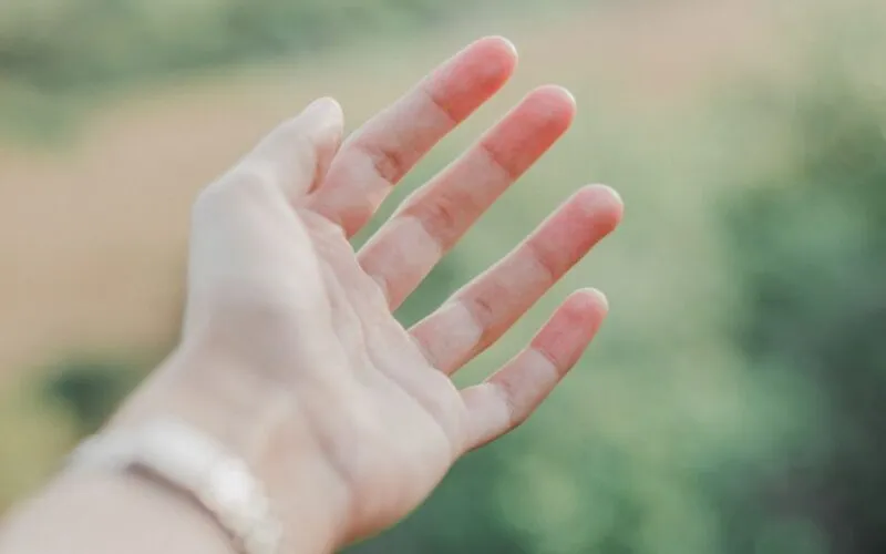 Czerwone Paznokcie z Ozdobami: 25 Eleganckich Inspiracji na Manicure