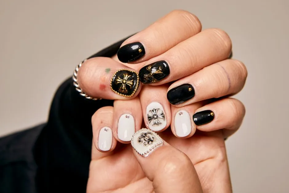Kokardka na Paznokciach: 5 Sposobów na Uroczy i Modny Manicure