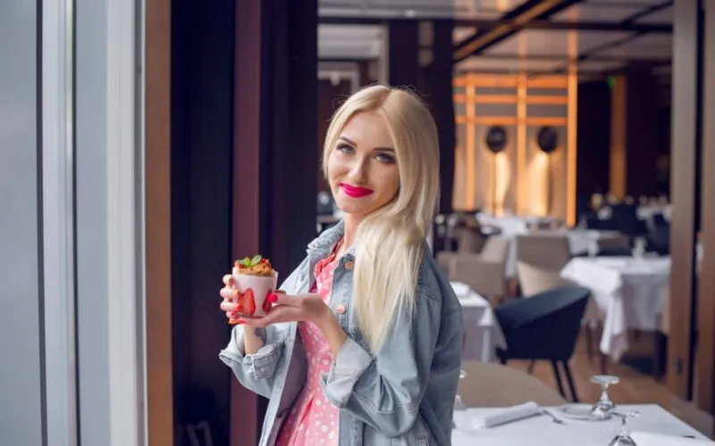 Włosy Truskawkowy Blond: Kompletny Przewodnik z 15 Zdjęciami i Poradami