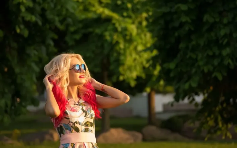 Strawberry Blond: 10 Najlepszych Inspiracji i Porad na 2026