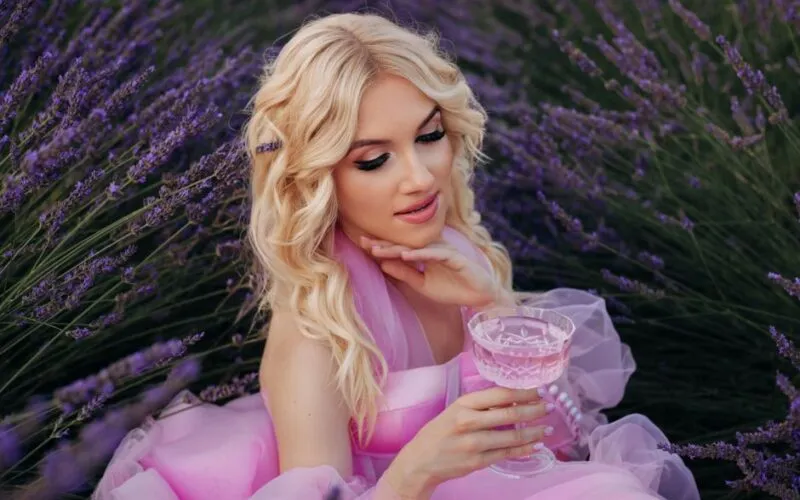 Maski do Blond Włosów: TOP 7, Które Niszczą Żółte Tony i Odżywiają