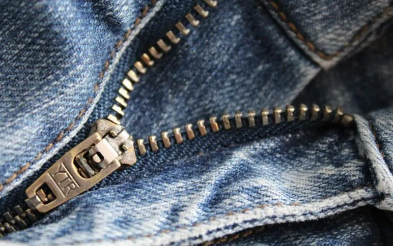 Modne Stylizacje z Jeansami Mom: 10 Pomysłów na Co Dzień i na Wieczór