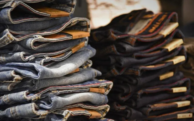 Stylizacje z jeansami w 2026: 10 modnych outfitów na każdą okazję