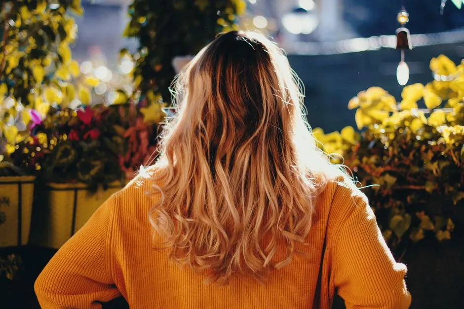 Pielęgnacja ciepłego blond sombre - 5 sekretów idealnego koloru