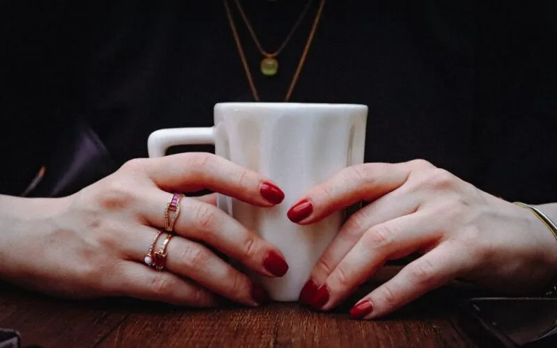Czerwień ze Złotem 2026: 20 Eleganckich Pomysłów na Manicure