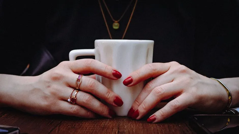 Czerwień ze Złotem 2026: 20 Eleganckich Pomysłów na Manicure