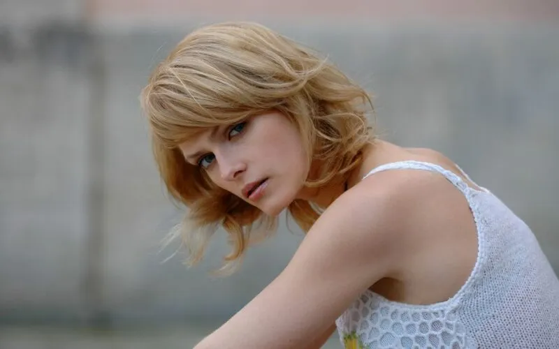 Ombre blond włosy do ramion - 10 najlepszych inspiracji na modną fryzurę