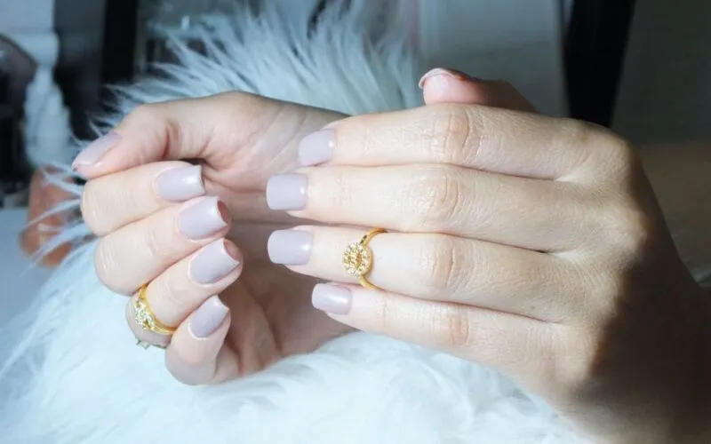 50 Eleganckich Stylizacji: Beżowe Paznokcie Krótkie na Każdą Okazję