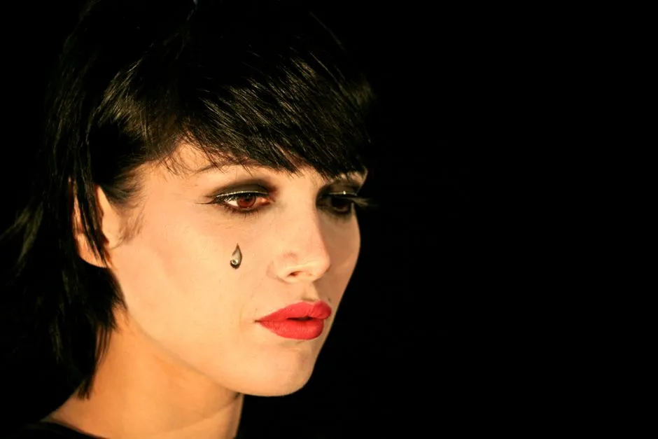Emo Makijaż Krok po Kroku - Łącz Nostalgię z Nowoczesnością