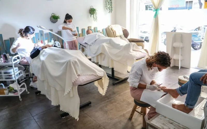Metamorfozy z Brązu na Blond: Kompletny Poradnik Bez Zniszczeń