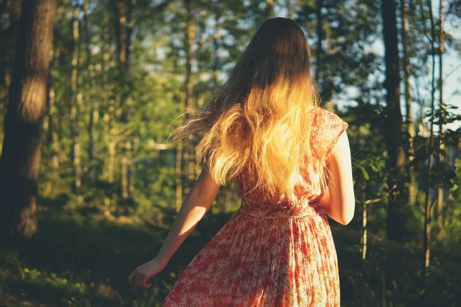 Piaskowy Blond Włosy: Kompletny Przewodnik po Modnym Kolorze 2025