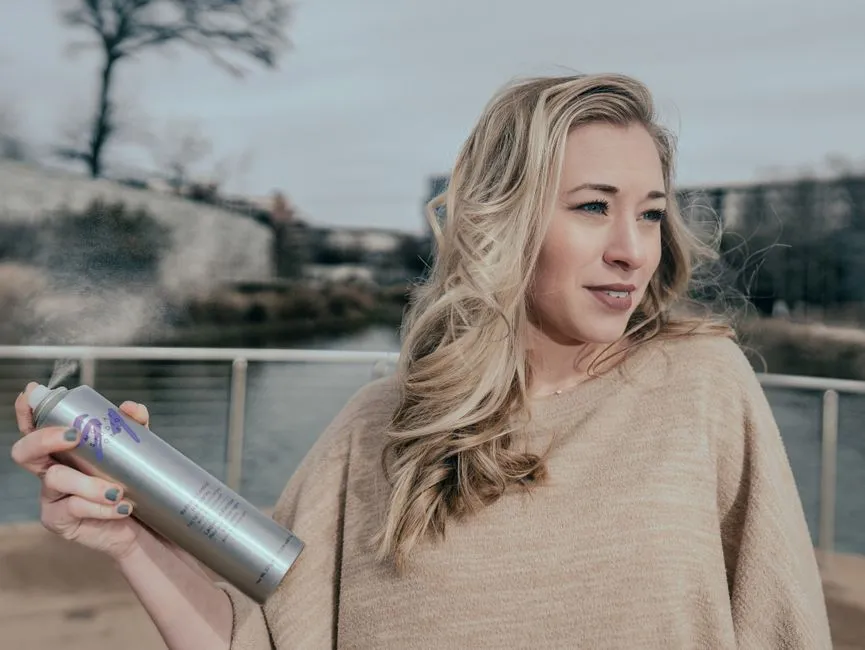 Spray do włosów blond - 5 najlepszych produktów, które rozjaśnią i odżywią
