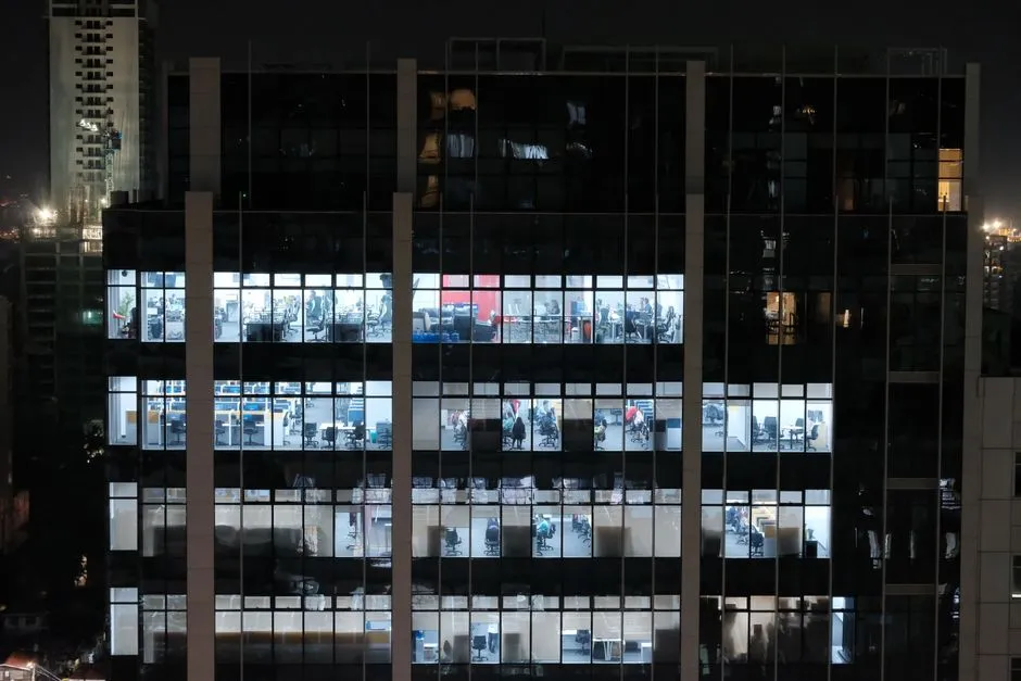 10 Stylizacji Delikatnych Paznokci do Pracy – Elegancja na Co Dzień