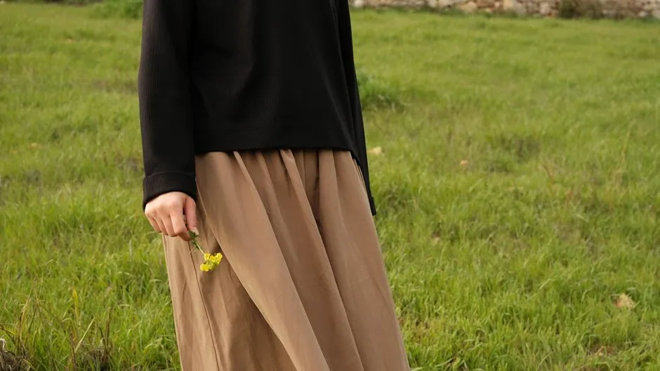 Jak nosić spódnicę mini po 40? 7 zasad i modnych inspiracji