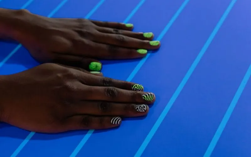 7 Niestandardowych Pomysłów na Manicure z Wykorzystaniem Taśmy Malarskiej