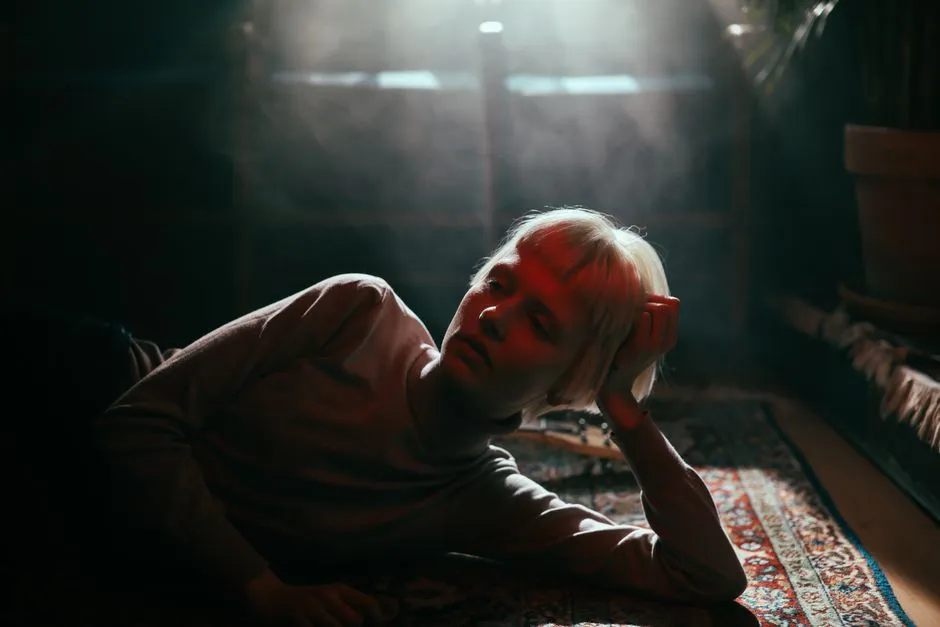 Krótkie blond włosy z grzywką: 15 Modnych i Odmładzających Inspiracji