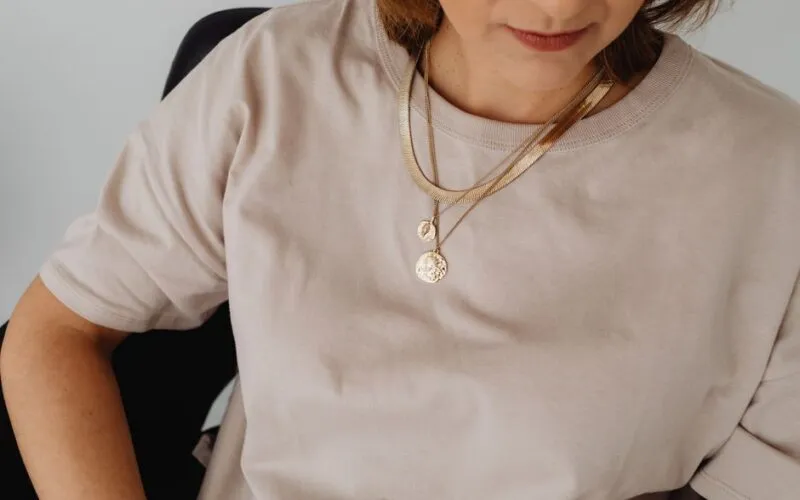 Jak łączyć biżuterię masywną z delikatną w jednej stylizacji?
