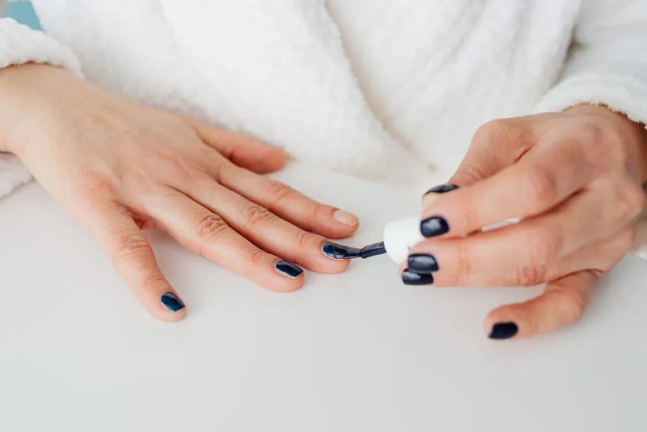 Ciemne Paznokcie Ombre: 20 Najmodniejszych Inspiracji na Każdą Okazję