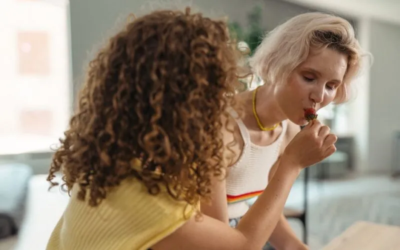 Strawberry Blond Hair: 35 najlepszych inspiracji na 2026 rok