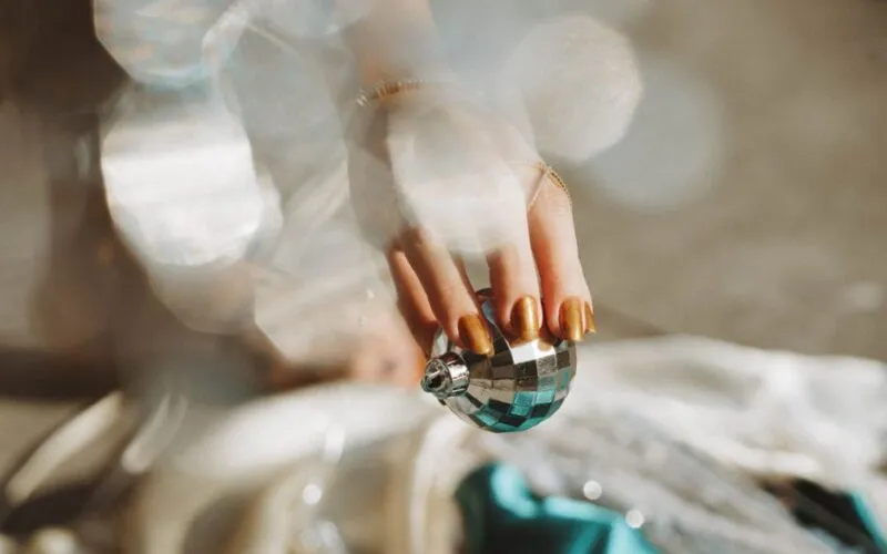 Paznokcie ze złotym akcentem: 30 Eleganckich Inspiracji na Manicure 2026