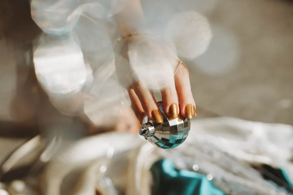 Paznokcie ze złotym akcentem: 30 Eleganckich Inspiracji na Manicure 2026