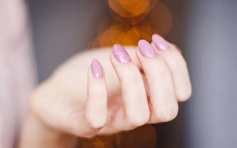 Paznokcie Beżowe z Czarnym: 15 Eleganckich Inspiracji na Każdą Okazję