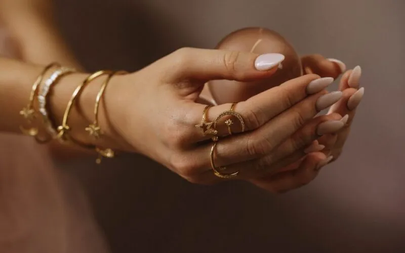 Eleganckie Paznokcie Złote 2026: TOP 20 Stylowych Inspiracji na Manicure