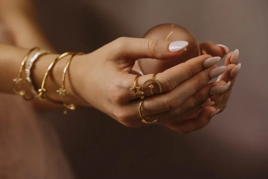 Eleganckie Paznokcie Złote 2026: TOP 20 Stylowych Inspiracji na Manicure